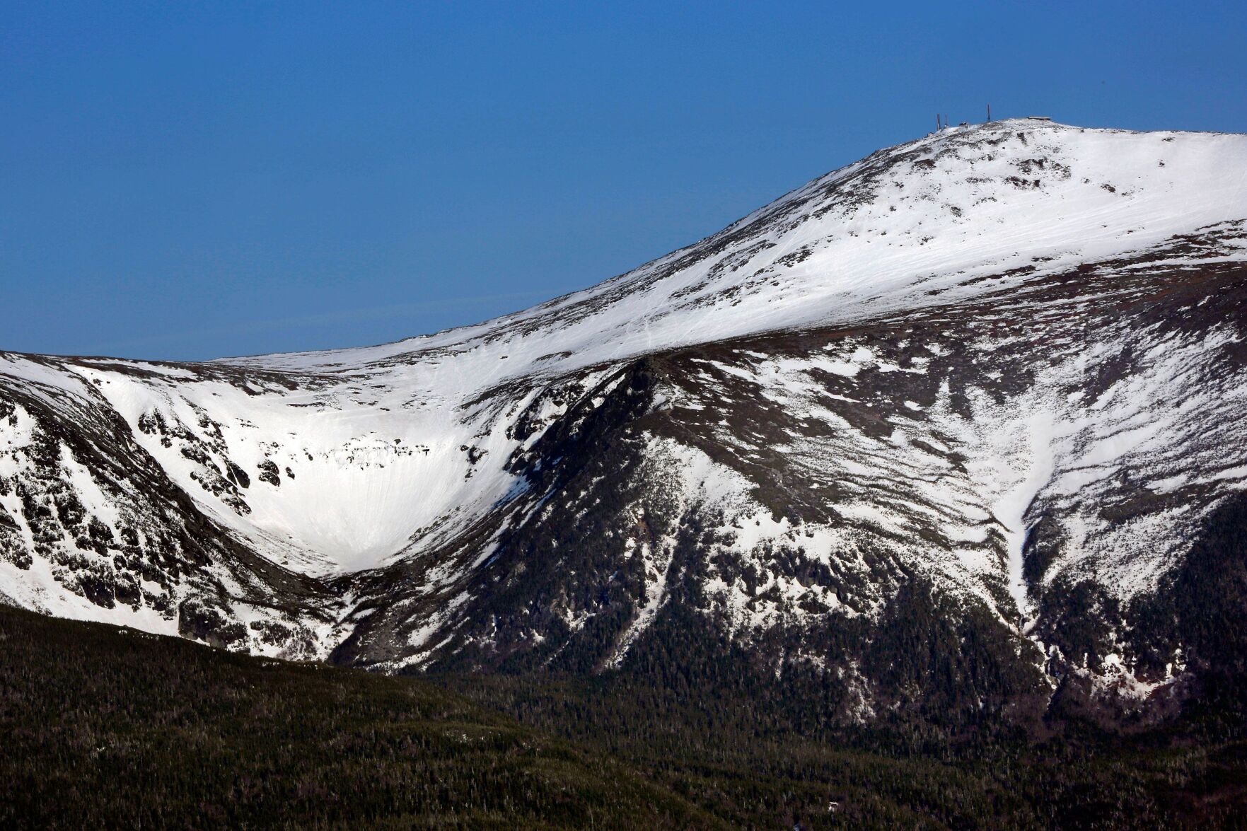 Skier dies after falling nearly 600 feet down Mount Washington ravine